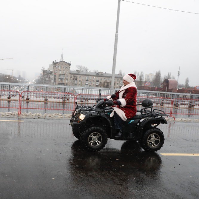Если у вас нет новогоднего настроения - к вам отправляется вот такой Святой Николай. Фото - @vitaliyklitschko