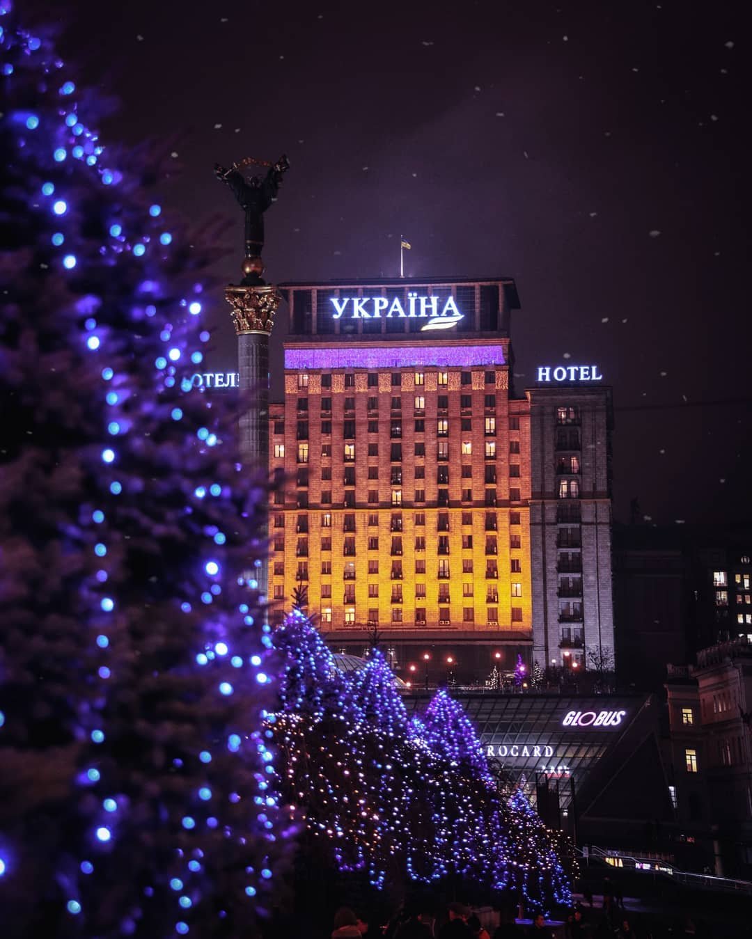 На самом деле для создания новогодней атмосферы достаточно правильной подсветки. Фото - @istetsen