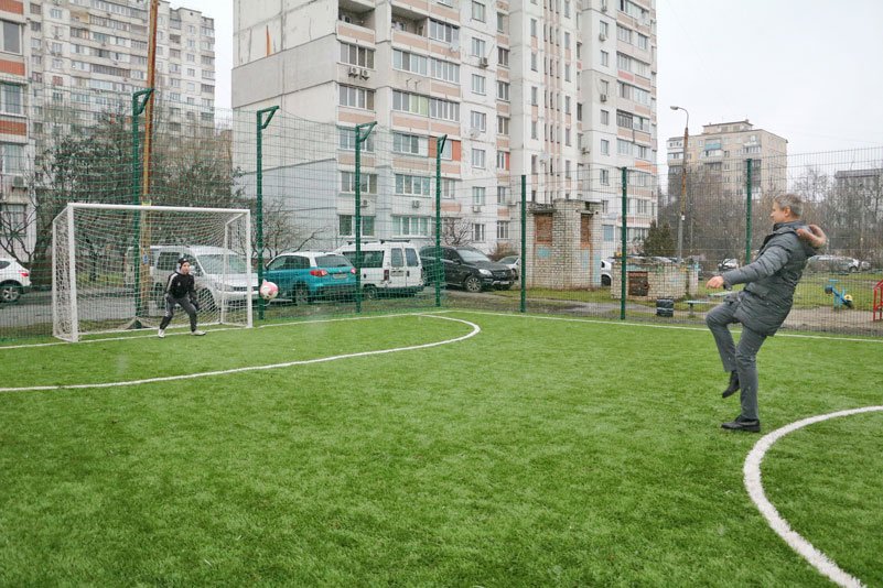 На месте старой спортивной площадки в Киее появилось новое мини-футбольное поле На месте старой спортивной площадки в Киее появилось новое мини-футбольное поле