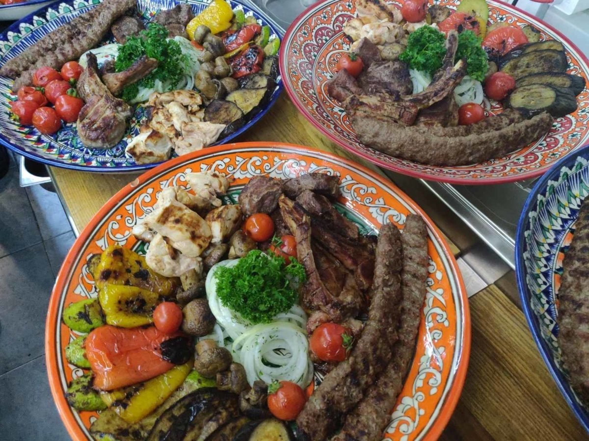 Кухня здесь - очень яркая. И очень щедрая