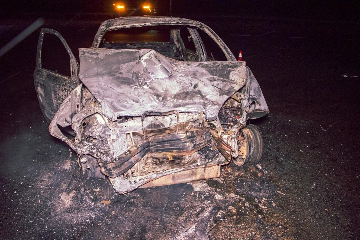 От удара Aveo отбросило в сторону и оно загорелось