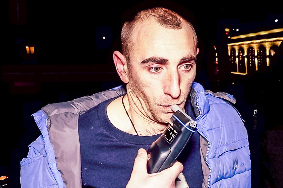 Нападавший скрылся на своем автомобиле, который припарковал через два дома Нападавший скрылся на своем автомобиле, который припарковал через два дома