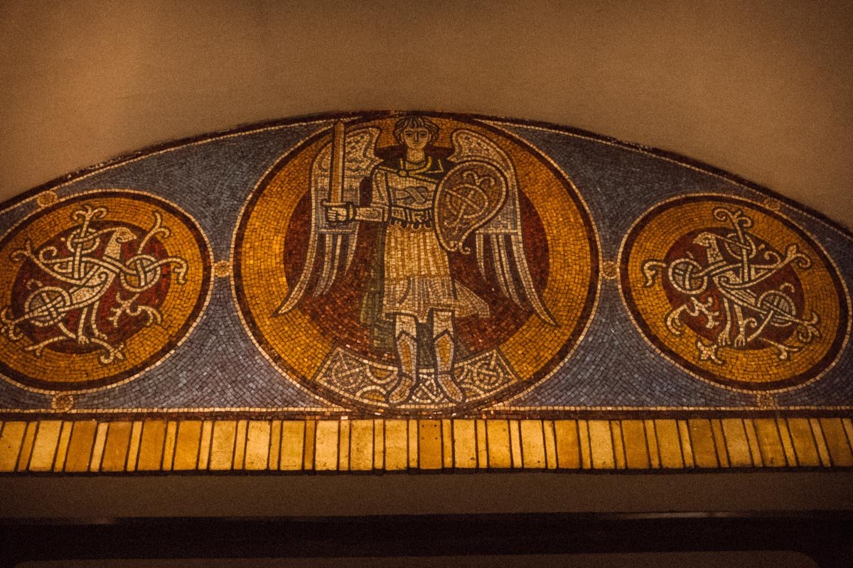 ... однако внутри "Золотые ворота" - одна из красивейших станций метро не только в Украине, но и в Европе