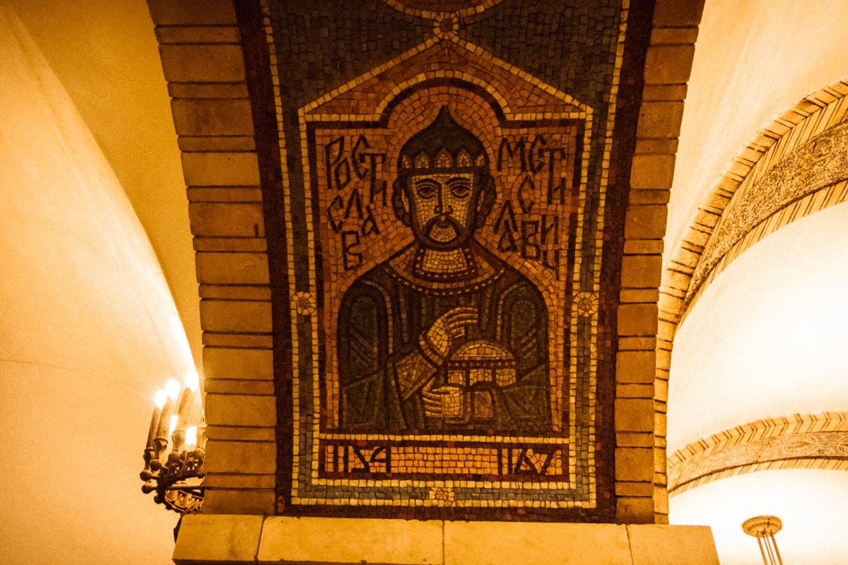 А еще между проходами расположились мозаичные изображения киевских князей