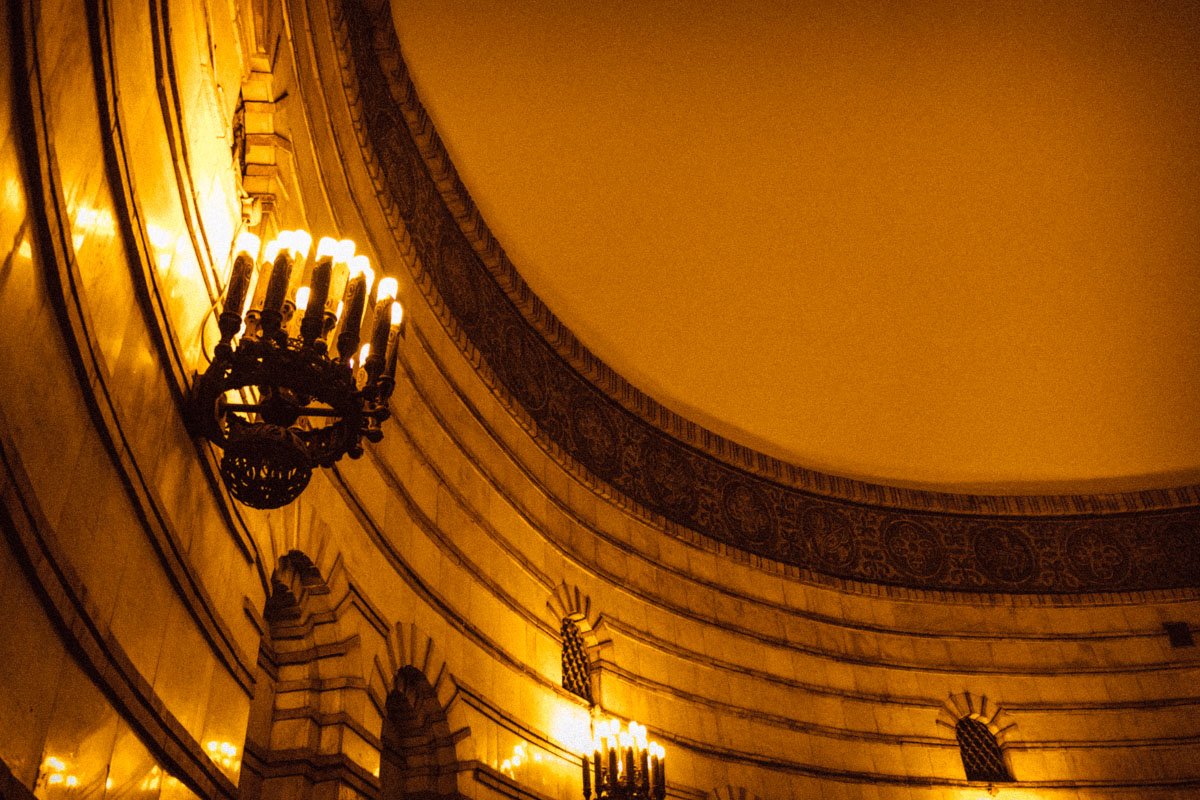 Да и помимо мозаик "Золотые ворота" выглядят действительно здорово - благодаря мрамору и бронзе