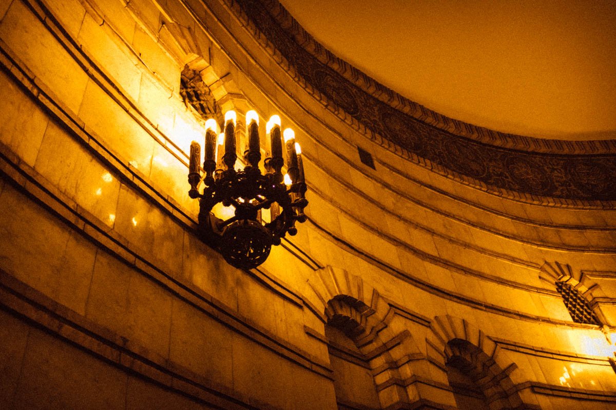 На общую атмосферу работают и такие люстры с лампами-свечами