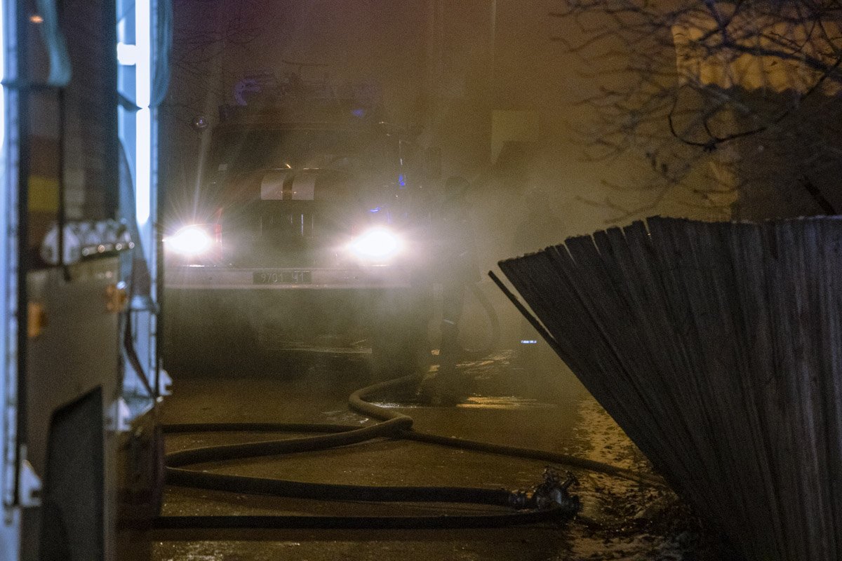 На месте работали три единицы техники и около 13 человек личного состава