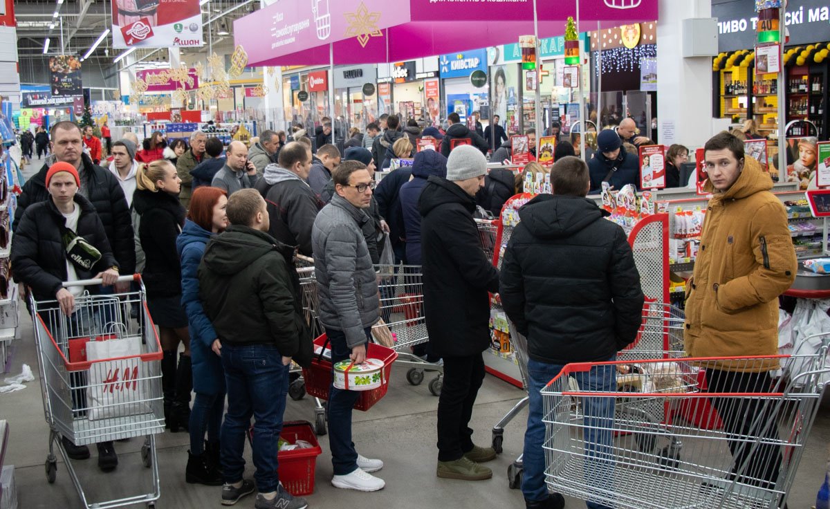 Народ ринулся за покупками, выстаивая километровые очереди, выхватывая последние лотки с яйцами и бутылки шампанского Народ ринулся за покупками, выстаивая километровые очереди, выхватывая последние лотки с яйцами и бутылки шампанского