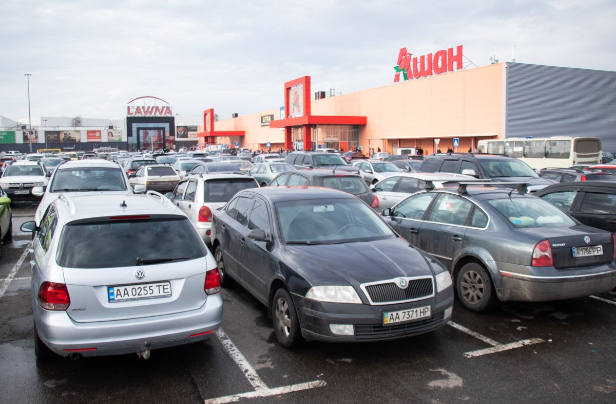 На въезде небольшая тянучка, а на парковках очень сложно найти место На въезде небольшая тянучка, а на парковках очень сложно найти место