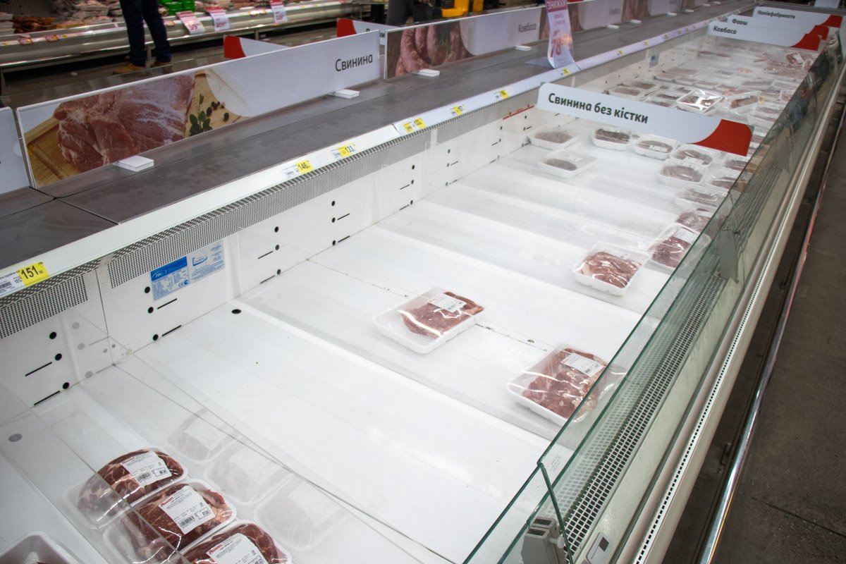 Как ни странно, пустовали только полки с молоком и мясом Как ни странно, пустовали только полки с молоком и мясом