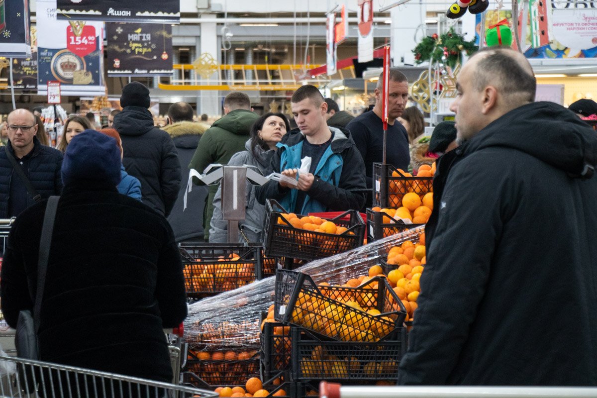 Яиц, колбасы, овощей, фруктов, сладостей и алкоголя было более чем достаточно Яиц, колбасы, овощей, фруктов, сладостей и алкоголя было более чем достаточно