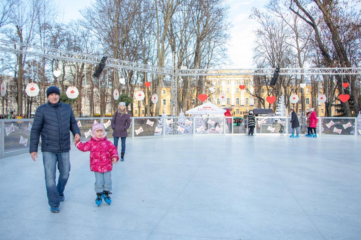 Каток в парке Шевченко небольшой, но уютный Каток в парке Шевченко небольшой, но уютный