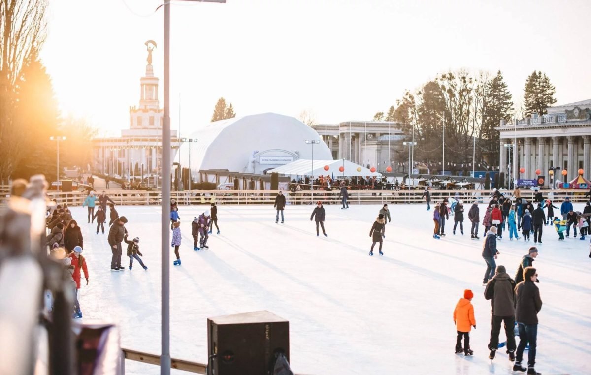 Каток на ВДНГ самый большой из списка, но и самый насыщенный окружающими локациями Каток на ВДНГ самый большой из списка, но и самый насыщенный окружающими локациями