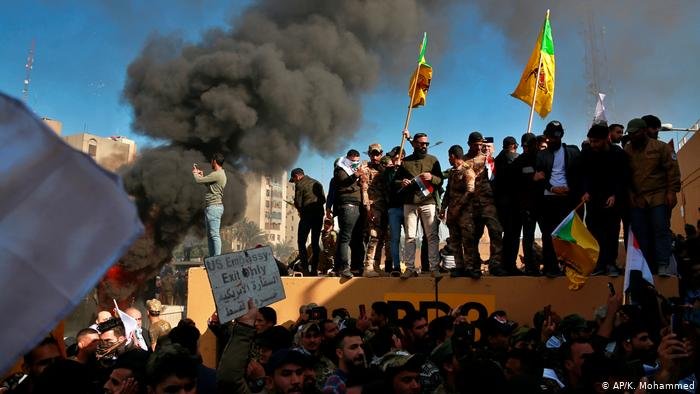 Протесты возле посольства США в Ираке и не думают прекращаться Протесты возле посольства США в Ираке и не думают прекращаться