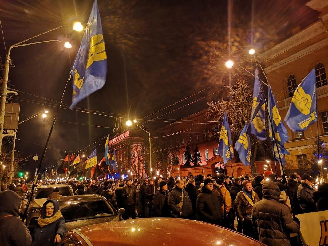 Они прошли по центру города 