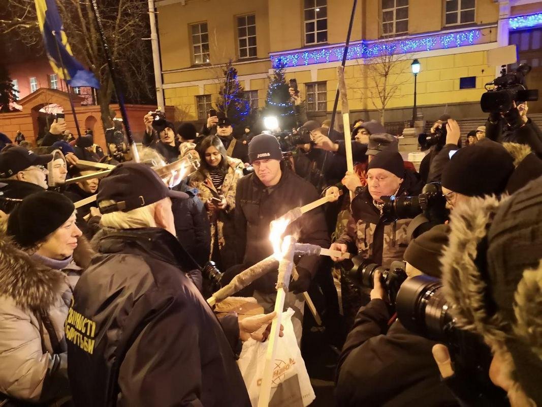 В руках люди несли зажженные факелы 