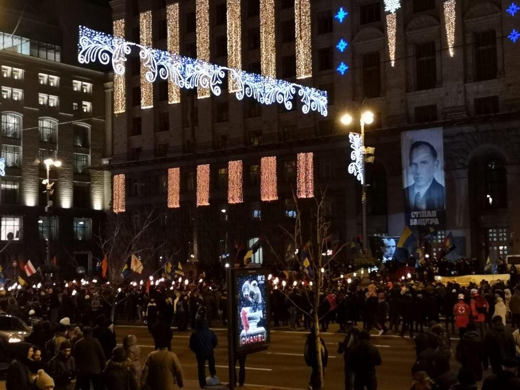 Марш закончился у здания Киевсовета, на который повесили портрет предводителя 