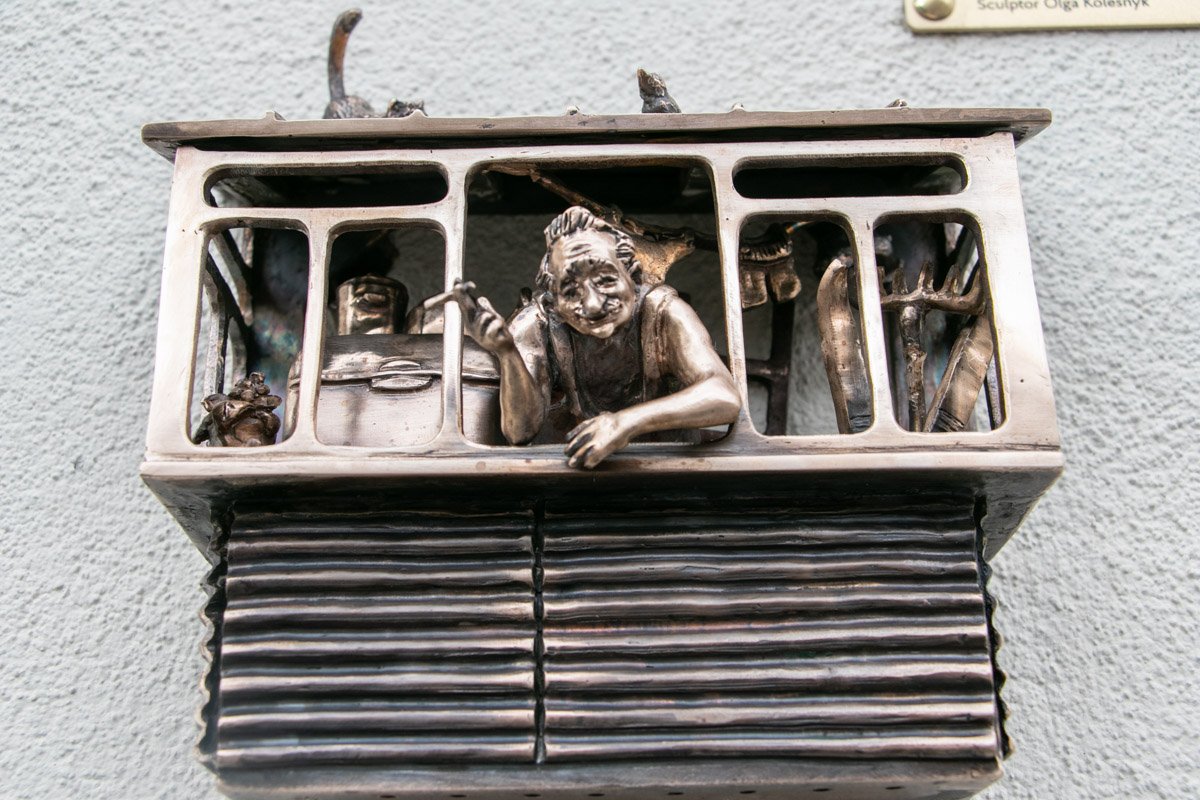 Мини-балкон изображает типичные киевские лоджии, на которых хранится все «самое нужное»