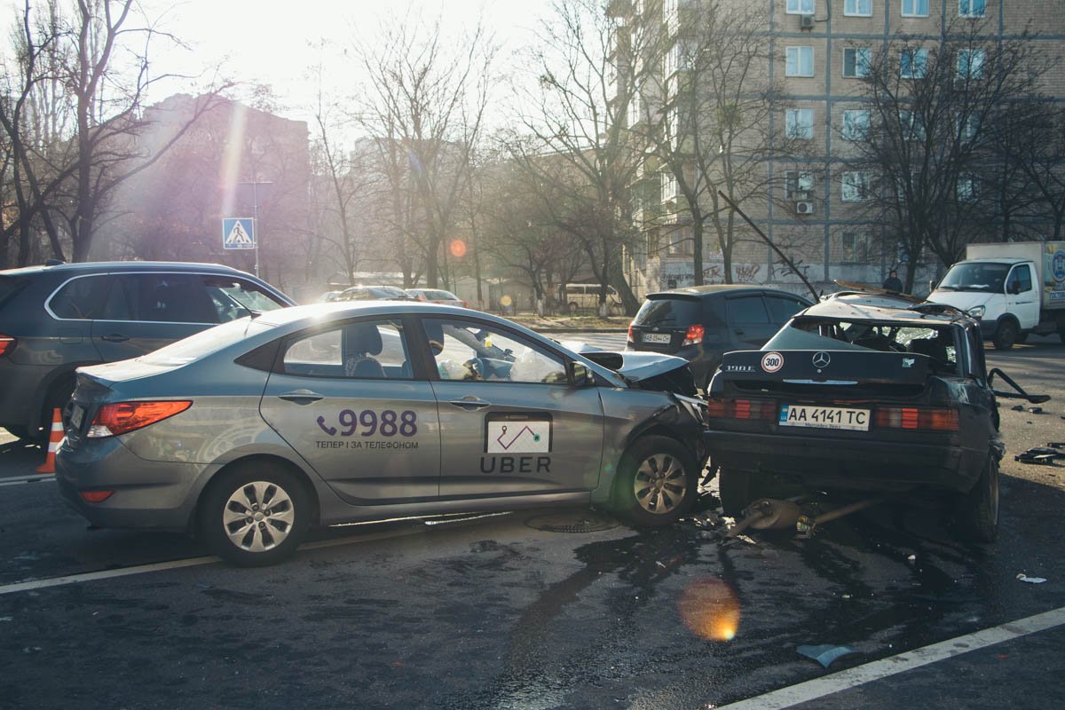 3 января в Киеве на перекрестке улиц Васильковская и Бурмистенко произошло серьезное ДТП с участием трех автомобилей