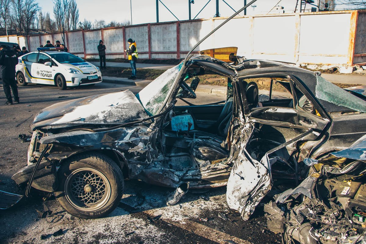 В Mercedes сначала врезался BMW, а потом Hyundai 