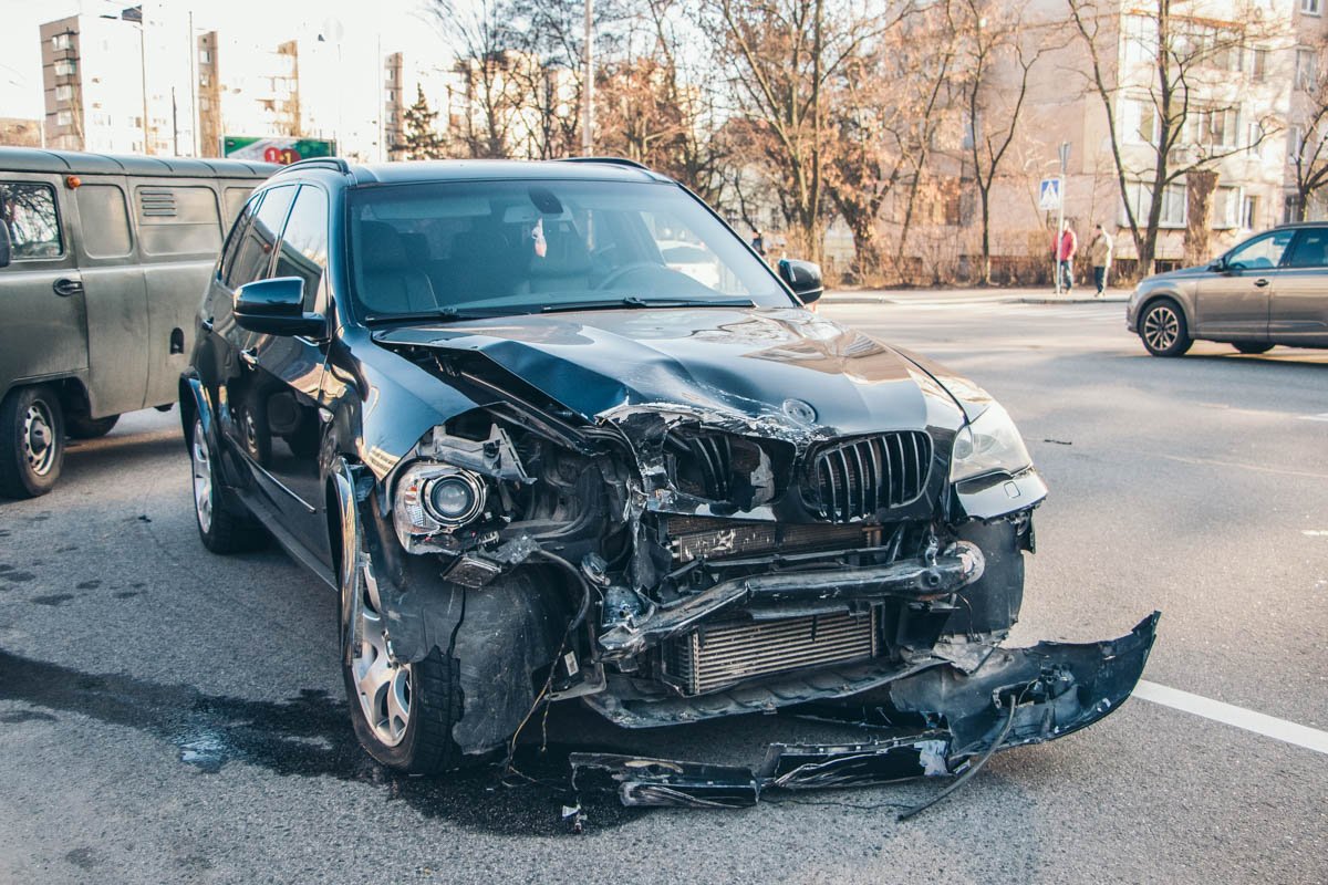 BMW выезжал с улицы Бурмистенко