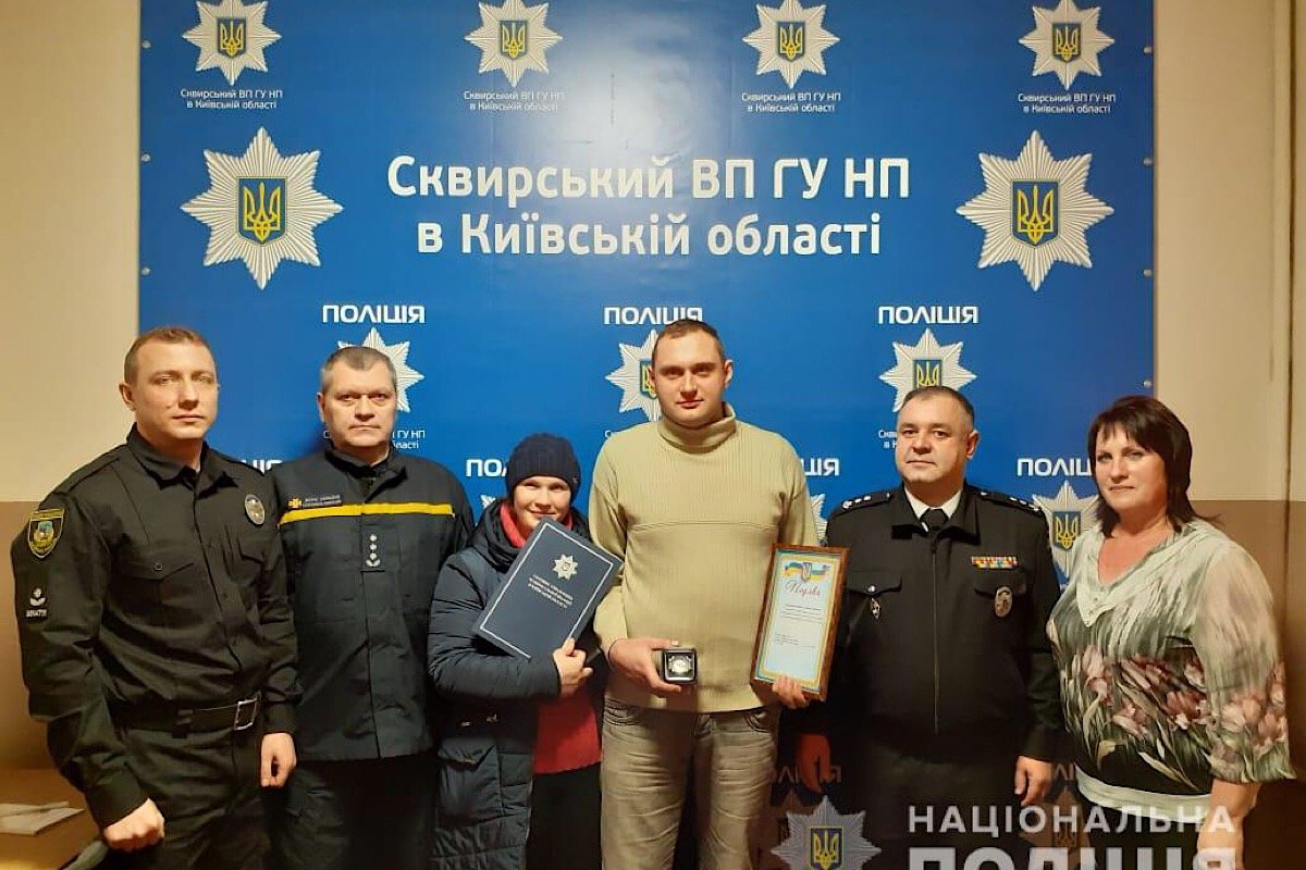 Мужчину наградили за мужество полицейские, спасатели и сельский глава