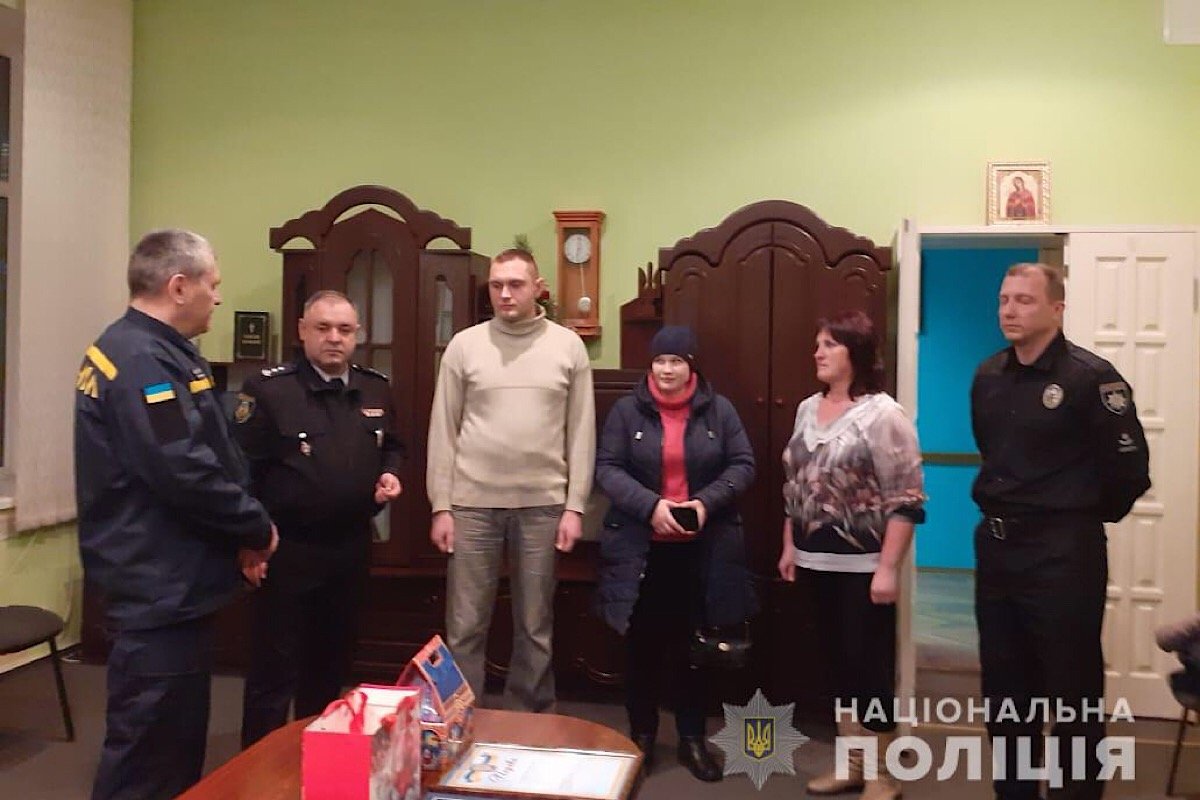 Начальник Сквирской полиции и главный спасатель района лично вручили ему грамоты и подарки