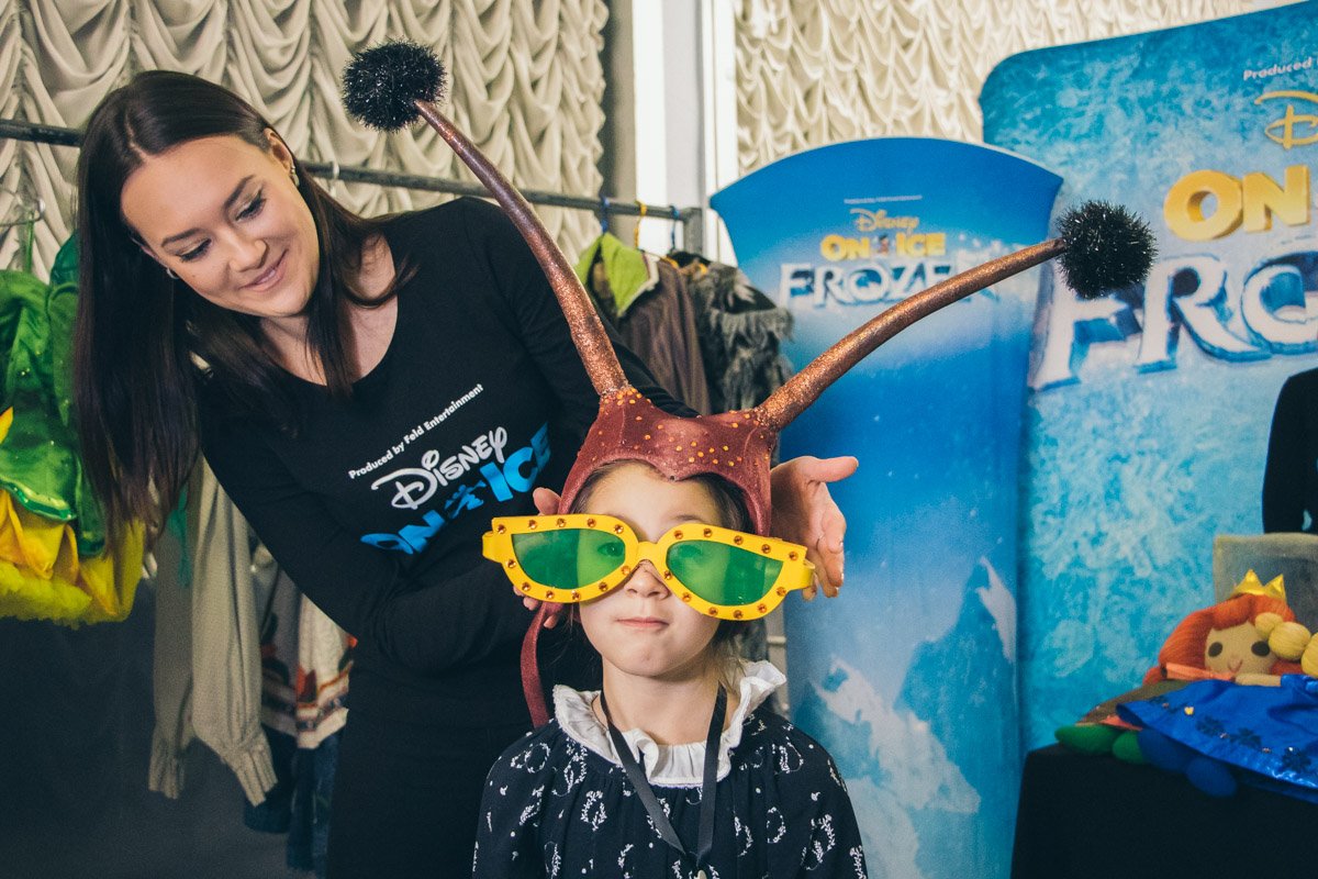 Дети также смогли примерять костюмы с диснеевского шоу
