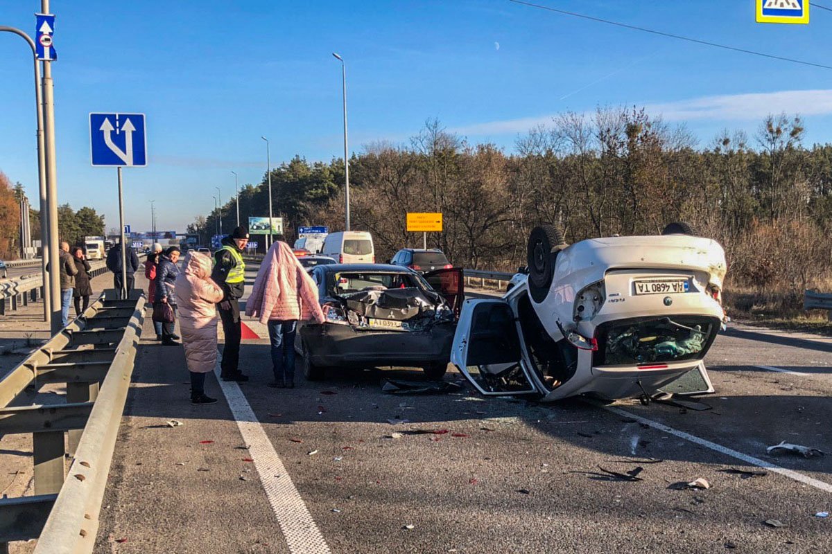 3 января под Киевом на Житомирской трассе произошло ДТП с участием четырех автомобилей 3 января под Киевом на Житомирской трассе произошло ДТП с участием четырех автомобилей