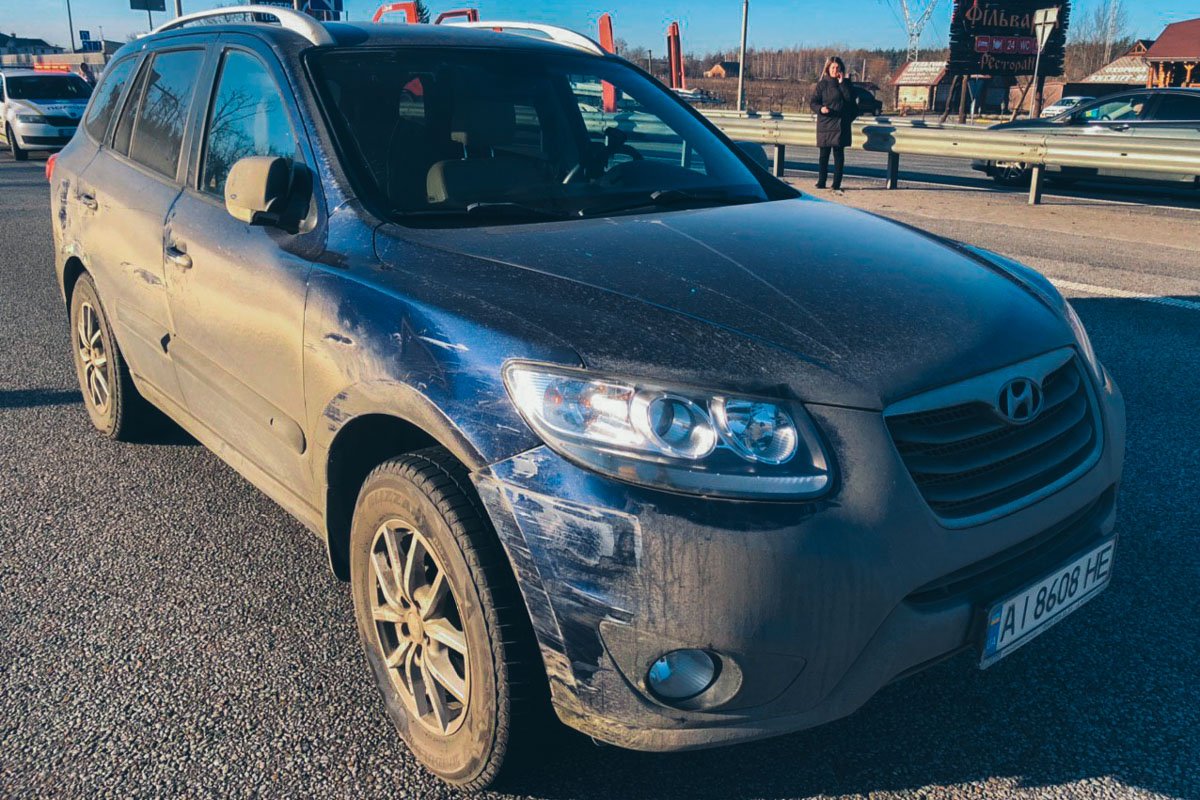 От удара Hyundai врезался в Mercedes От удара Hyundai врезался в Mercedes