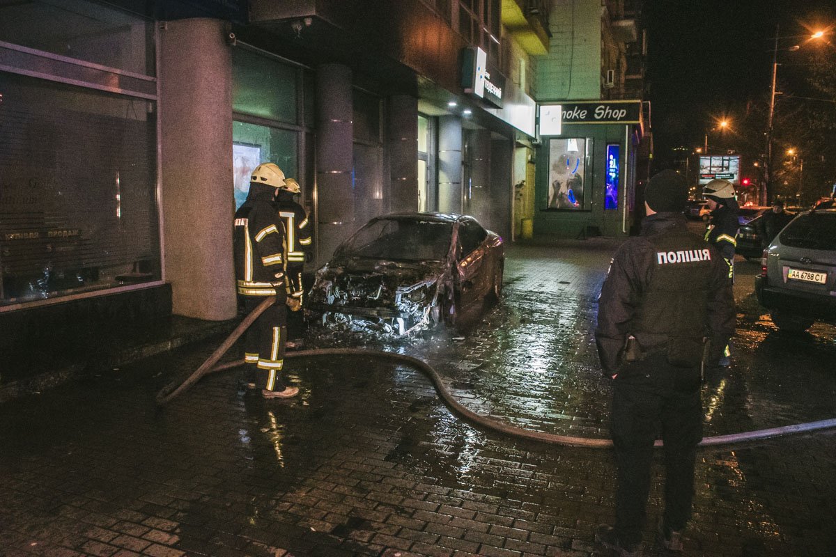 По адресу улица Большая Васильковская, 112 дотла сгорел припаркованный автомобиль Peugeot 307 По адресу улица Большая Васильковская, 112 дотла сгорел припаркованный автомобиль Peugeot 307