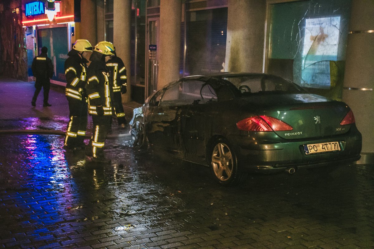 Машина стояла впритык к жилому дому, огонь разбил стекла банка, который расположился на первом этаже и покрыл копотью балконы Машина стояла впритык к жилому дому, огонь разбил стекла банка, который расположился на первом этаже и покрыл копотью балконы