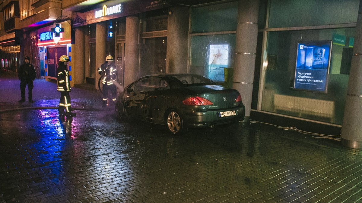 Правоохранители устанавливают детали и смогут изъять видео с камер наблюдения, чтобы установить личность владельца Правоохранители устанавливают детали и смогут изъять видео с камер наблюдения, чтобы установить личность владельца