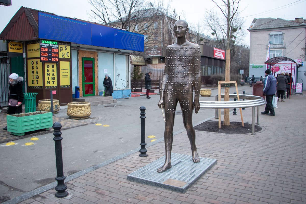 Вандалы испортили памятник в Киеве 