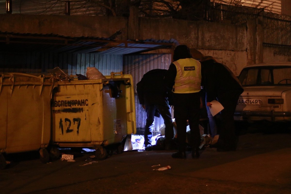 Полиция ищет улики и устанавливает возможных подозреваемых Полиция ищет улики и устанавливает возможных подозреваемых