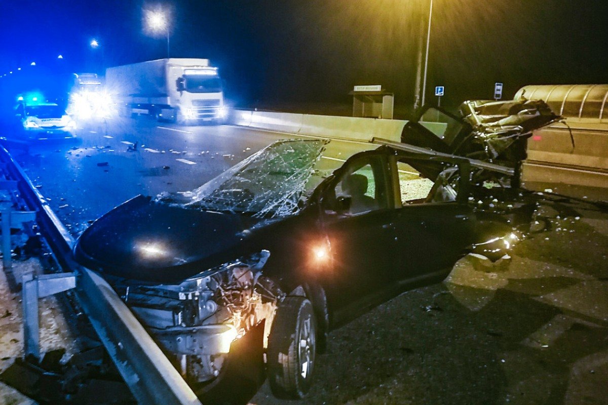 Renault Logan врезался в отбойник, от чего его разорвало пополам Renault Logan врезался в отбойник, от чего его разорвало пополам