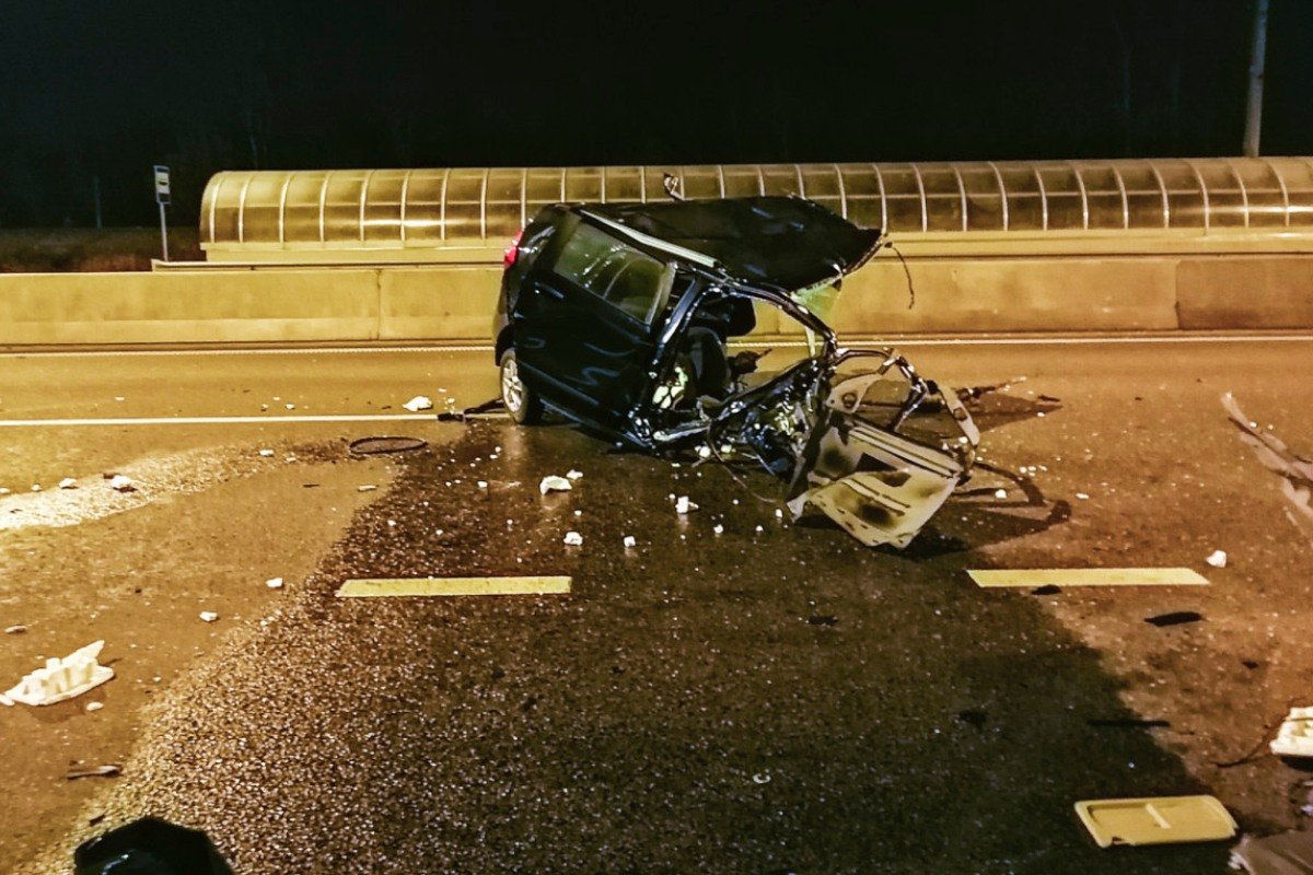 Обломки авто разбросало по дороге Обломки авто разбросало по дороге