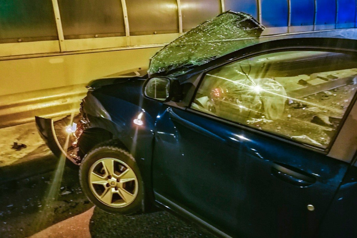 Из-за удара с отбойником автомобиль разорвало пополам Из-за удара с отбойником автомобиль разорвало пополам