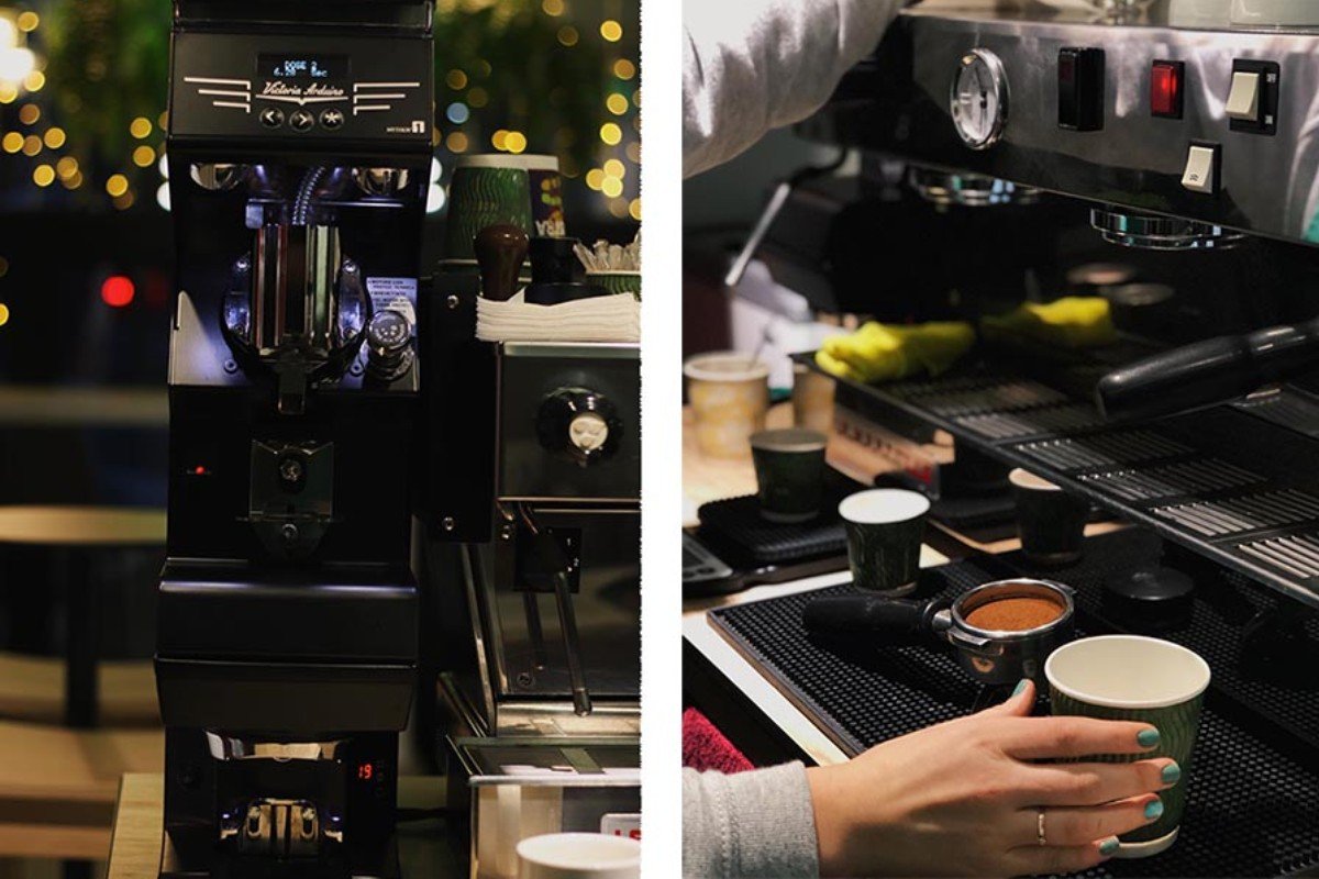 Кофейня использует современную технику для приготовления кофе Кофейня использует современную технику для приготовления кофе