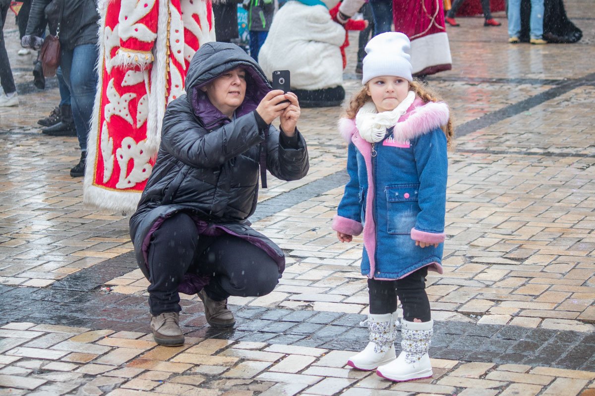 Вечно эти взрослые, просят смотреть в камеру