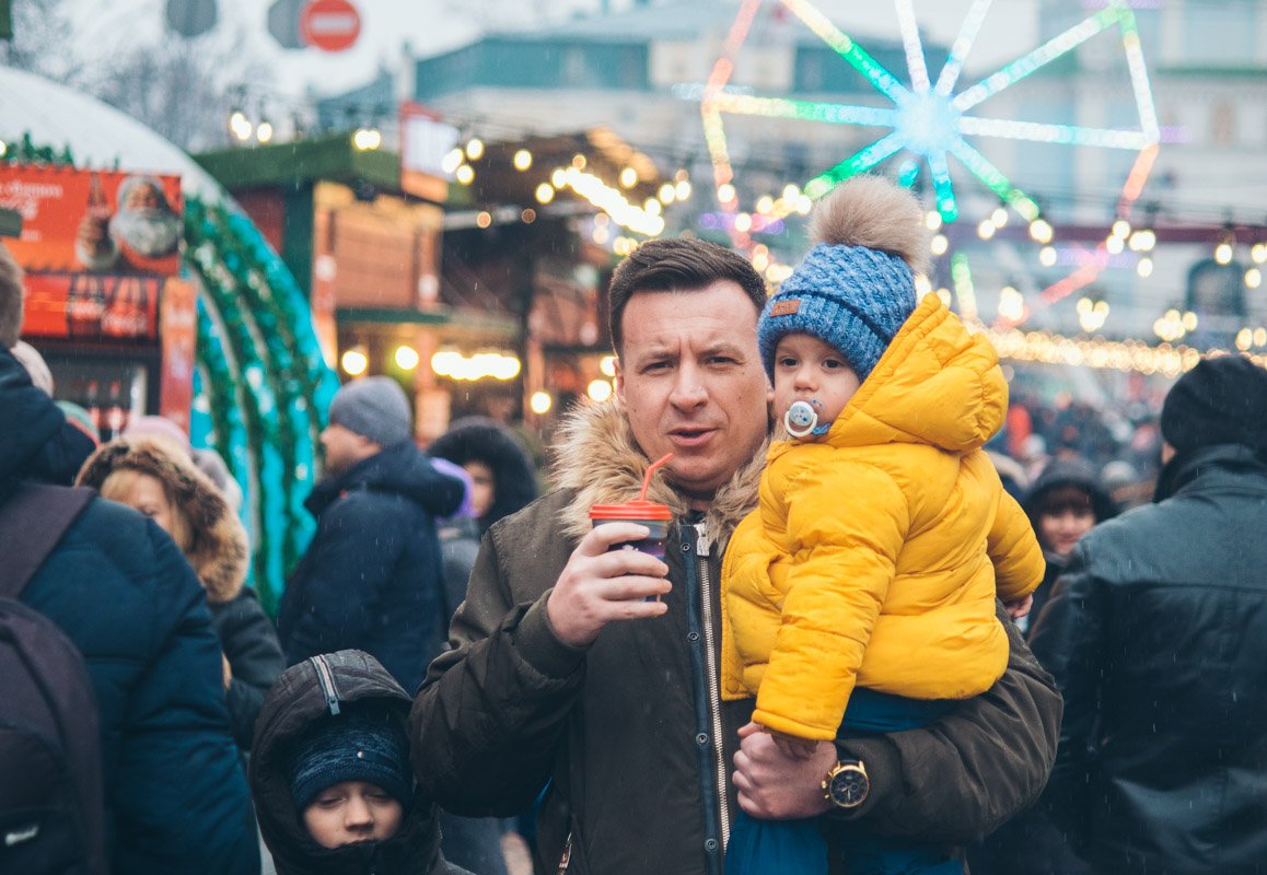 В одной руке ребенок, а во второй - согревающий напиток 