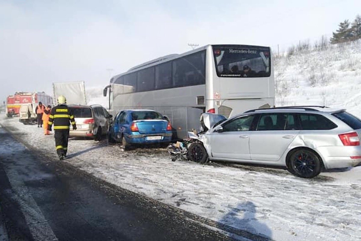 Всего в аварию попали 20 транспортных средств