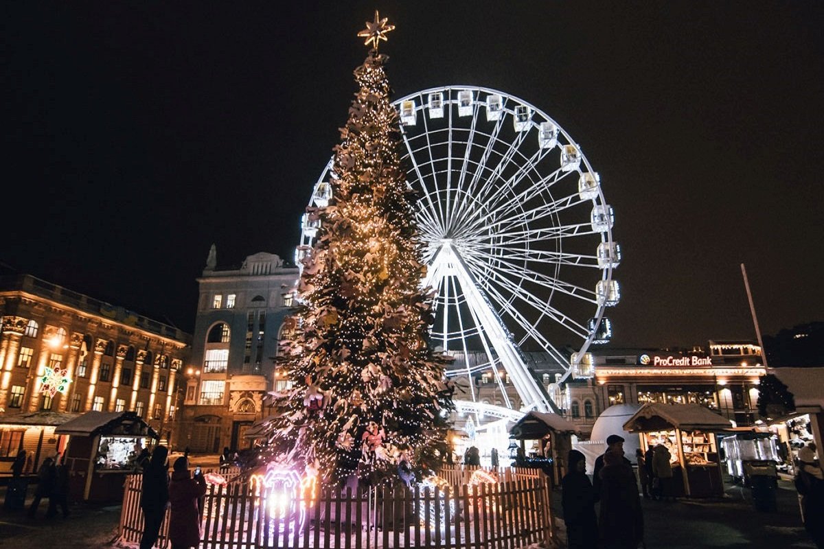 Нужно обязательно сфотокаться на фоне елочки!