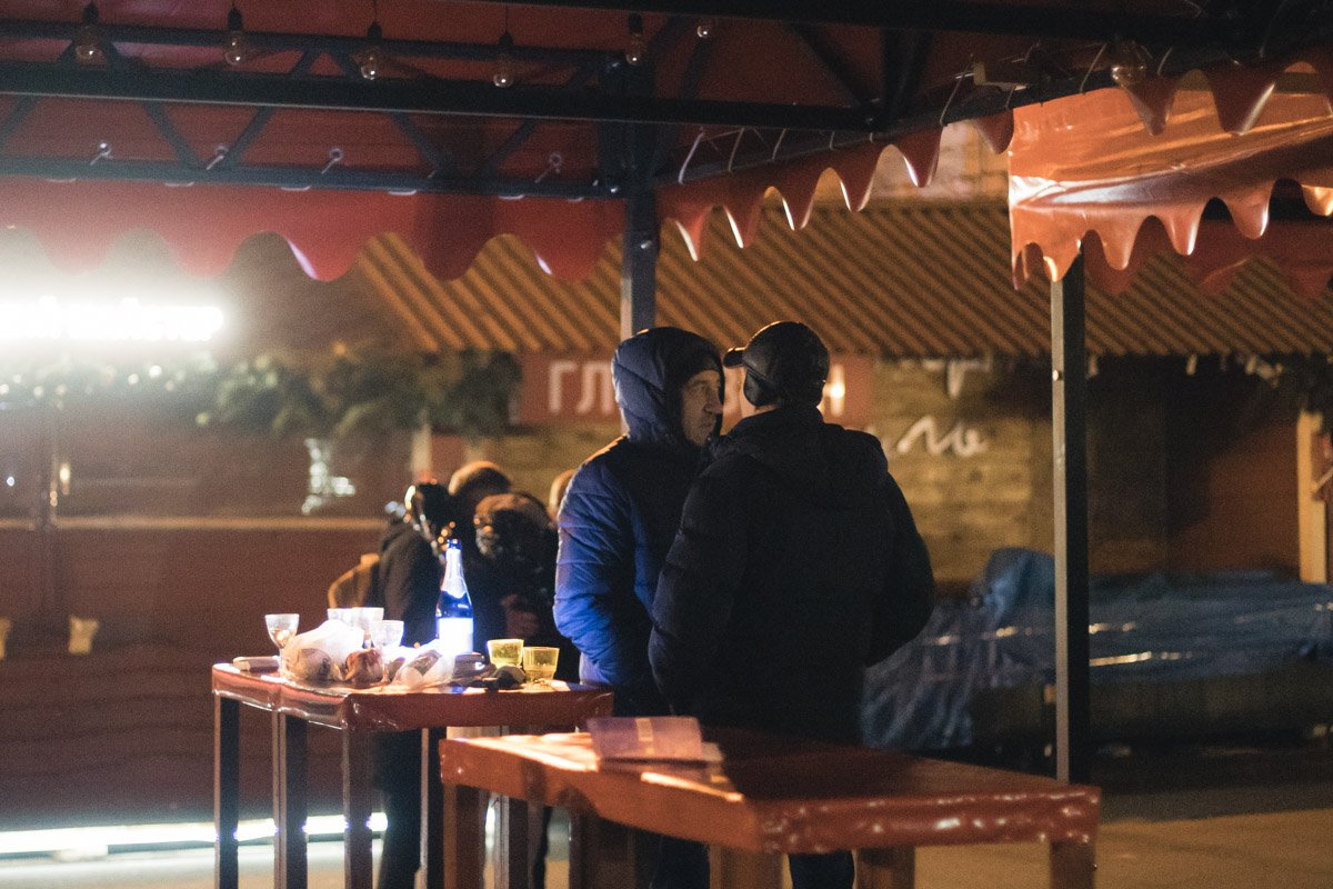 Но есть и те, кто не хочет сидеть дома, а отправляется на главные новогодние локации Киева Но есть и те, кто не хочет сидеть дома, а отправляется на главные новогодние локации Киева