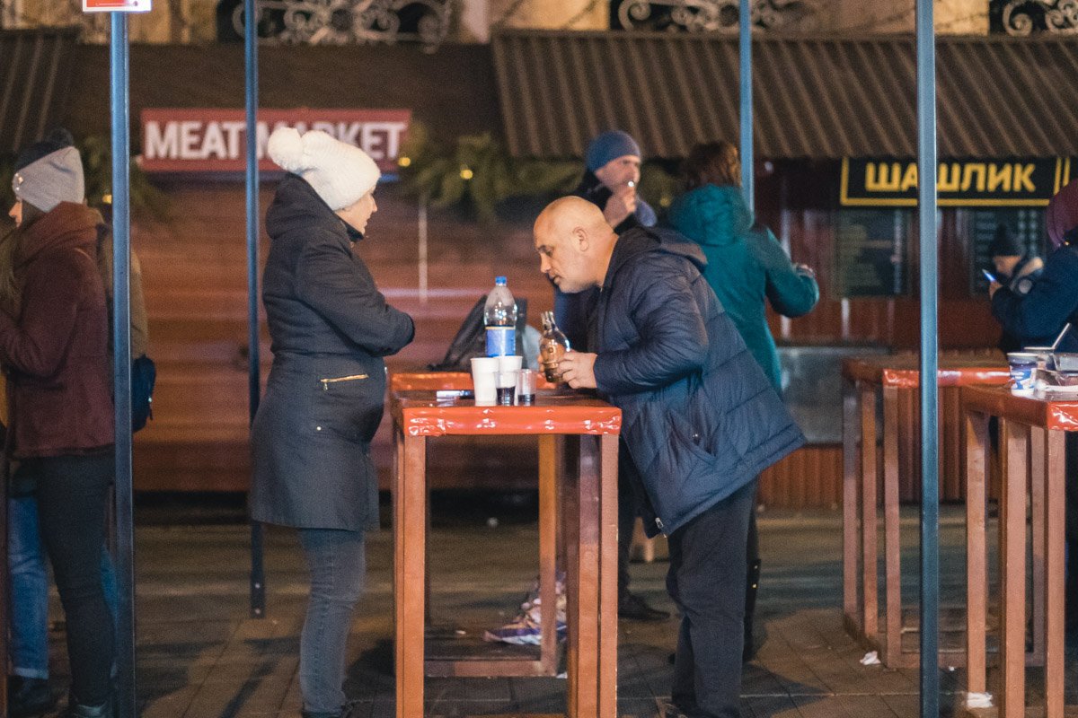 Ведь буквально каждый согревался алкогольными напитками Ведь буквально каждый согревался алкогольными напитками