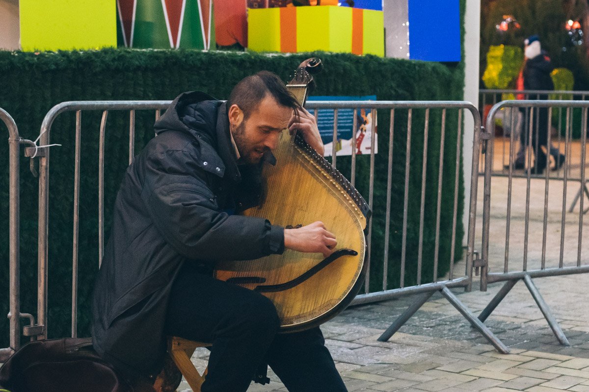 Вместо шумных концертов нам повезло послушать звуки кобзы и насладиться спокойной обстановкой в самом центре Киева Вместо шумных концертов нам повезло послушать звуки кобзы и насладиться спокойной обстановкой в самом центре Киева