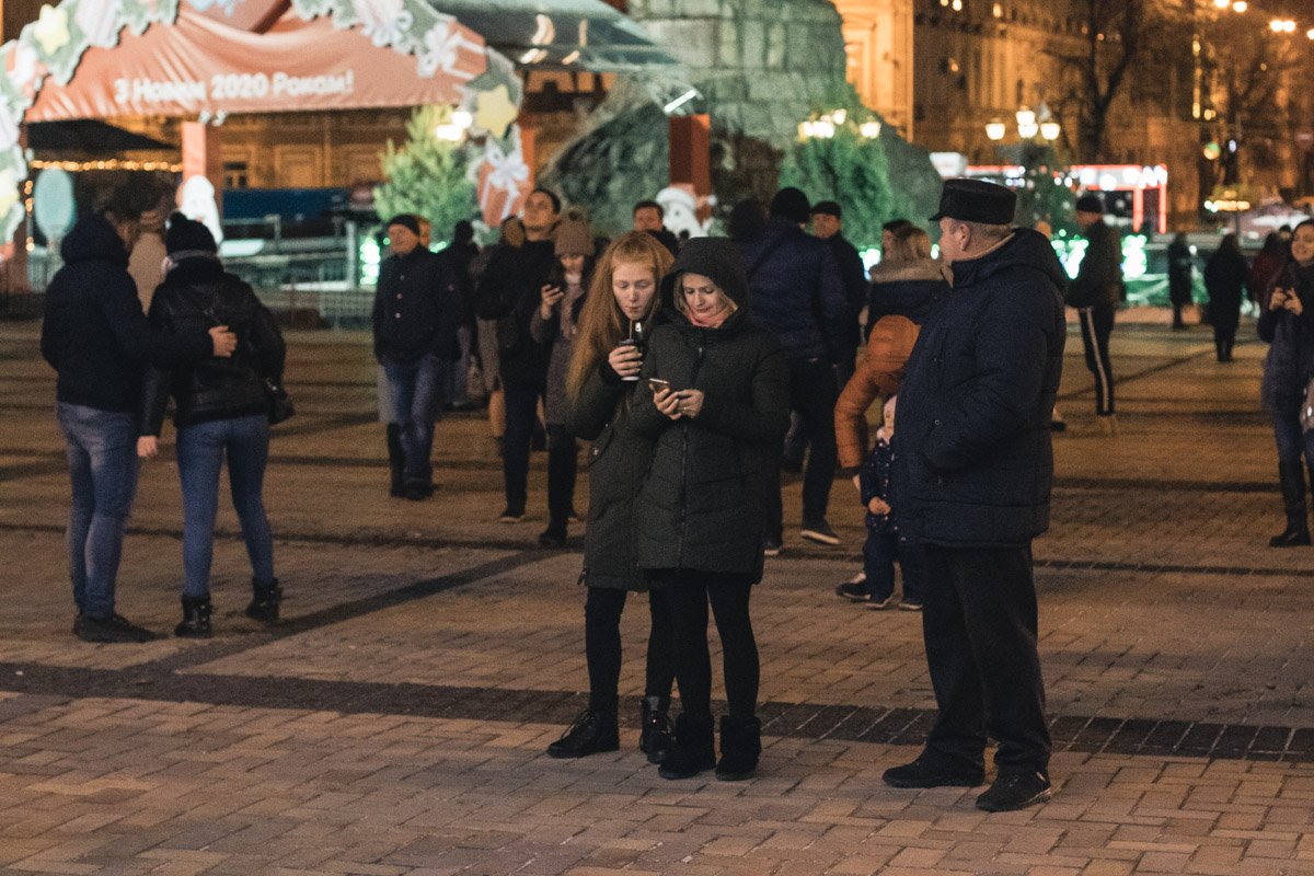 Например, семьи, которые полным составом прогуливаются у елки Например, семьи, которые полным составом прогуливаются у елки