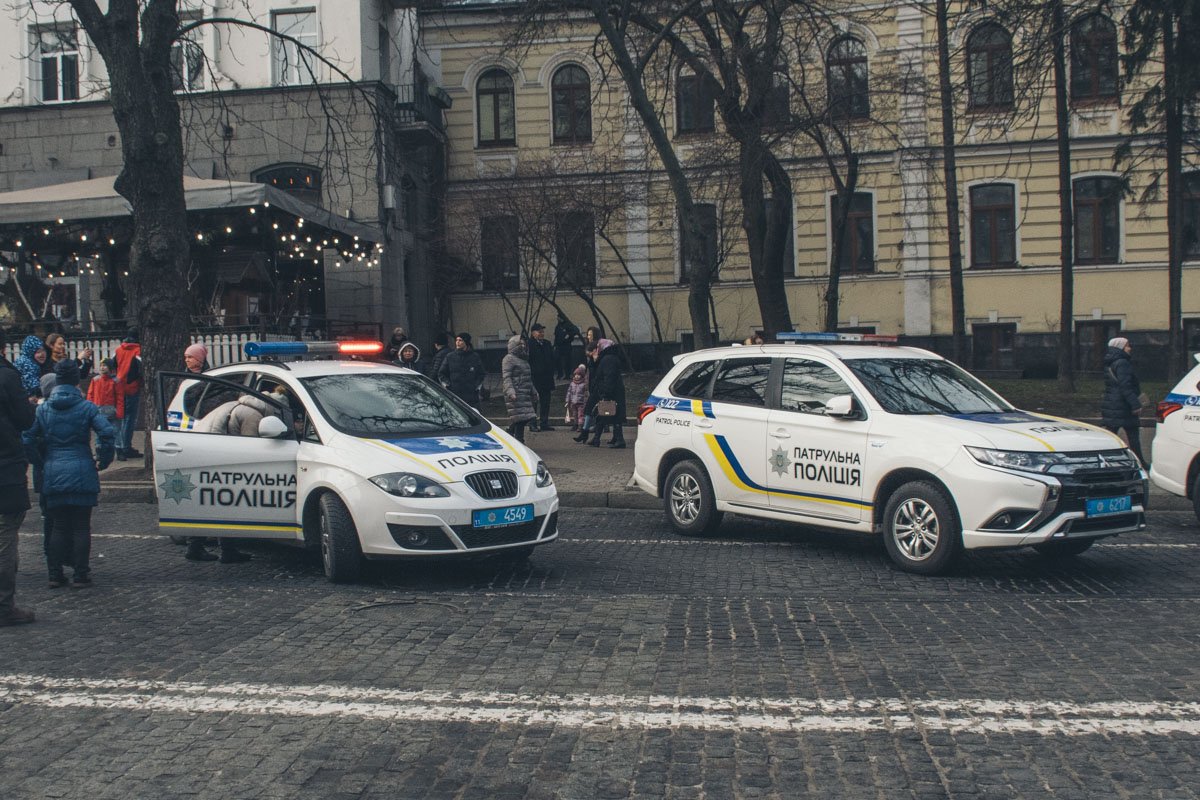 Дети, увидев большое количество полицейских машин и смеющихся патрульных, тянут родителей в эпицентр событий