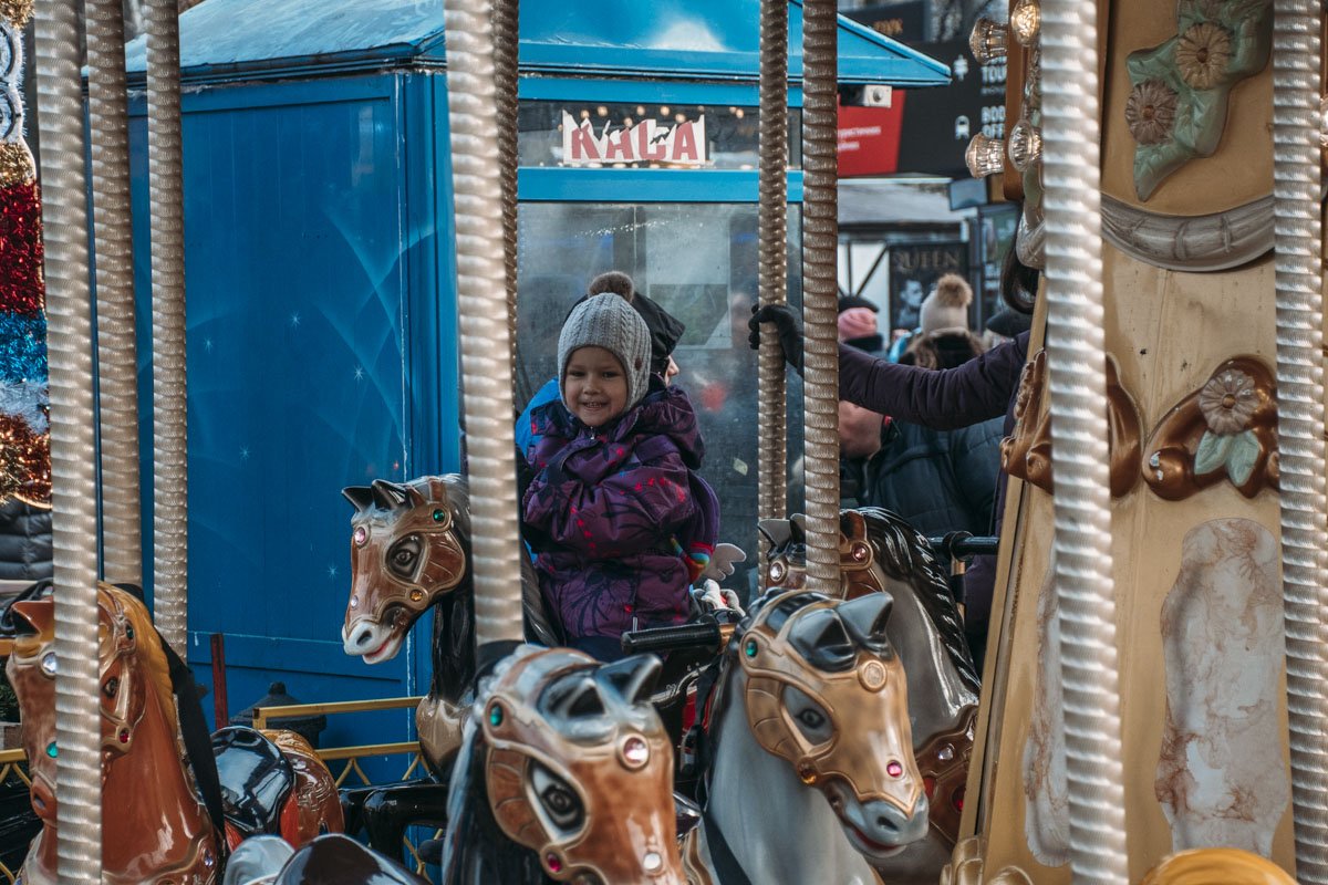 Не знаю, что там у вас, но у ребенка на карусели настоящее веселье
