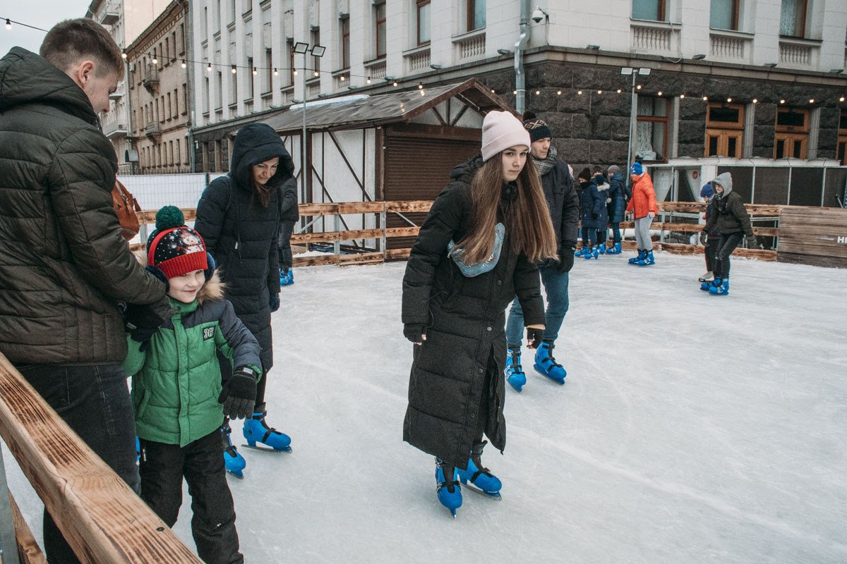 На бесплатный каток пришли много людей На бесплатный каток пришли много людей